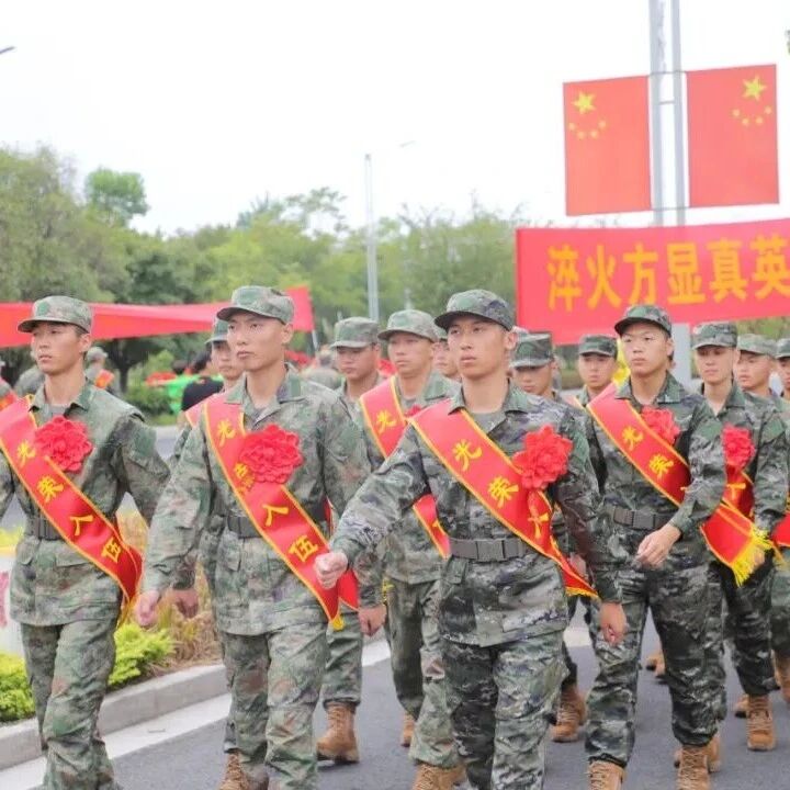 【微靖江】靖江举行2025年下半年入伍新兵出征仪式