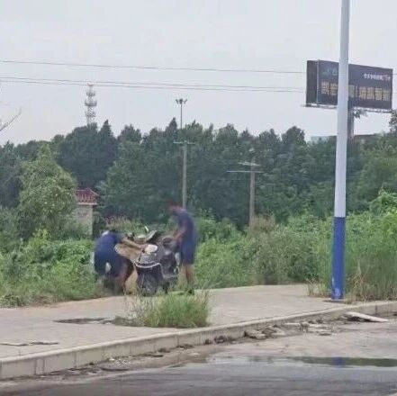 【微靖江】靖江路边一人不慎翻车起不来，路过消防救援人员及时出手
