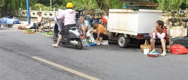 【微靖江】靖江一街道上,占道经营现象致交通拥堵和环境污染!“马路菜场”如何破解?