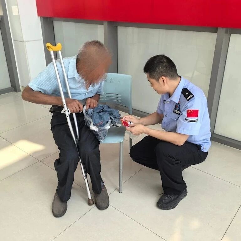 【微靖江】路边灌木传来微弱求救声！靖江家有老人的近期仍需警惕！