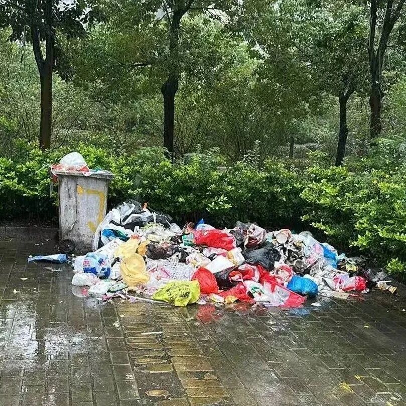 【微靖江】靖江一小区路边垃圾长期未清理