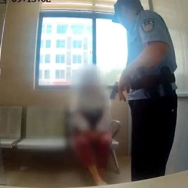 【微靖江】一波三折！靖江某银行内，49万巨款被紧急拦截